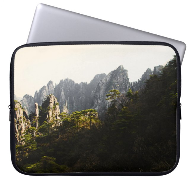 FUNDA PARA PORTÁTIL ÁRBOLES VERDES CERCA DE CLIFF (Frente)