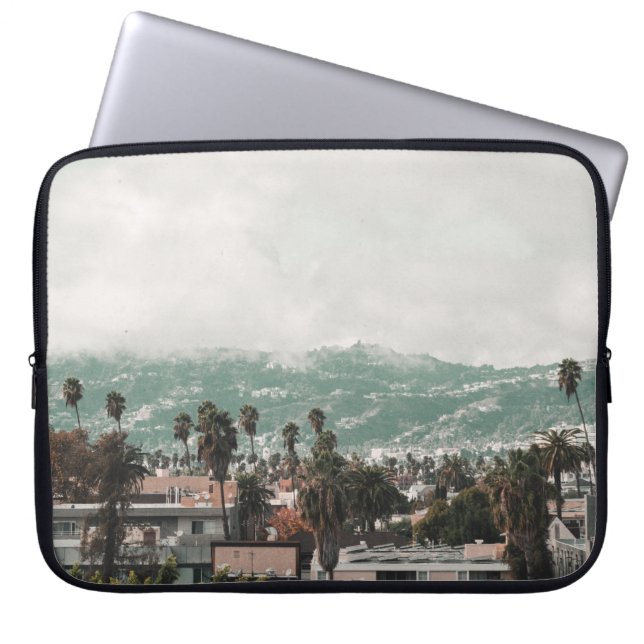 FUNDA PARA PORTÁTIL ÁRBOLES VERDES CERCA DE EDIFICIOS (Frente)