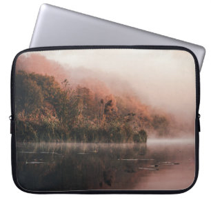FUNDA PARA PORTÁTIL ÁRBOLES VERDES PROLONGADOS Y CUERPO DE AGUA