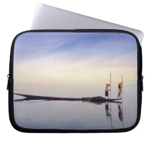Funda Para Portátil Asia, Birmania, (Myanmar) barco de pesca reflejó