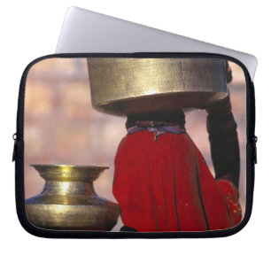Funda Para Portátil Asia, India, Rajasthan. Una mujer local con un roj