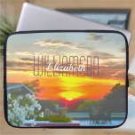Funda Para Portátil Atardecer de techo 2295<br><div class="desc">Pintura de la colección "Rooftop Sunset 2295" Mejora la protección de tu portátil con una manga personalizado. Estas mangas livianas y resistente al agua protegen tu equipo pero también resaltan tu estilo único con texto personalizado en el diseño. Disponibles en tamaños diversos, garantizan un ajuste perfecto para su portátil, al...</div>
