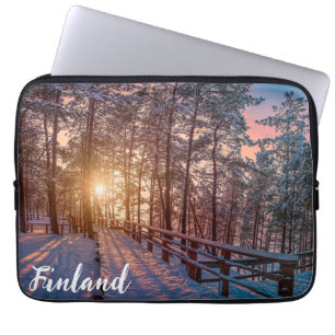Funda Para Portátil Atardecer en un bosque de pinos nevado con rayos s