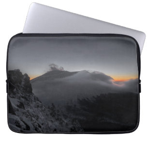 Funda Para Portátil Atardecer volcánico sobre majestuosos picos de mon