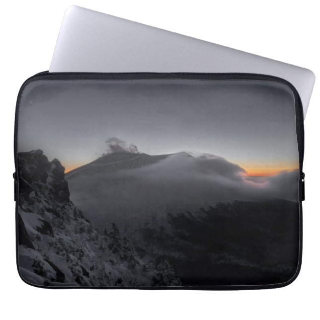 Funda Para Portátil Atardecer volcánico sobre majestuosos picos de mon (Frente)