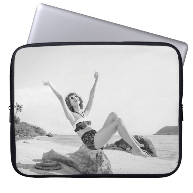Funda Para Portátil Atractiva joven en bikini en la playa (Frente)