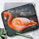 Funda Para Portátil Atrévase a ser diferente foto moderna de flamenco<br><div class="desc">Me encanta cómo los flamencos sobresalen de todos los otros pájaros. "Atrévete a ser diferente" cada vez que usas esta elegante e impresionante manga de neopreno para ordenador portátil de un flamenco rosa naranja brillante que se pone a la sol en un cálido día de verano. Hace un gran regalo...</div>