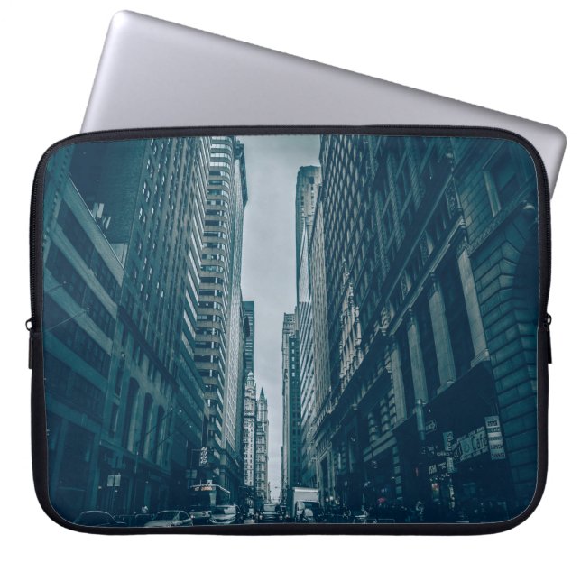 FUNDA PARA PORTÁTIL AUTOS DE CARRETERA ENTRE EDIFICIOS EN LA FOTOGRAFÍ (Frente)