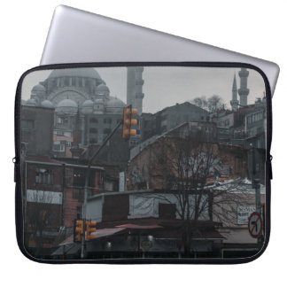 FUNDA PARA PORTÁTIL AUTOS ESTACIONADOS CERCA DEL EDIFICIO