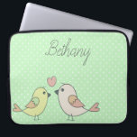 Funda Para Portátil Aves amorosas cortas en Punto Verde de Polka<br><div class="desc">Adorable funda portátil con ilustracion de pájaro de amor en un fondo polka polka verde pastel. Opción para personalizar.</div>