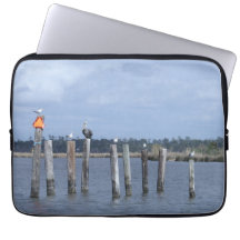 Aves en puestos en el lago