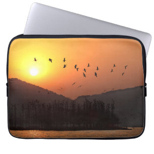 Funda Para Portátil Aves volando en Sunset Sky sobre East Lake Photo