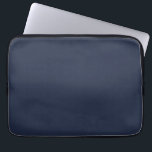 Funda Para Portátil Azul marino<br><div class="desc">Esta sombra oscura del color más popular del mundo fue alguna vez llamada azul marino y ha sido utilizada por la Marina Británica desde el siglo XVIII. El azul marino representa la confianza y la estabilidad y es menos atractivo para la atención que los tonos azules más claros. El azul...</div>