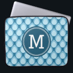 Funda Para Portátil Azul personalizado del modelo de Teadrop del<br><div class="desc">Esta manga elegante del ordenador portátil ofrece un modelo único de la lágrima en sombras del azul. Personalícela substituyendo el texto del placeholder. Para más opciones por ejemplo cambiar la fuente y la es tecleo del tamaño el "personalizar él" botón. nota del *Please que la filigrana de Zazzle que aparece...</div>