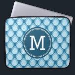 Funda Para Portátil Azul personalizado del modelo de Teadrop del<br><div class="desc">Esta manga elegante del ordenador portátil ofrece un modelo único de la lágrima en sombras del azul. Personalícela substituyendo el texto del placeholder. Para más opciones por ejemplo cambiar la fuente y la es tecleo del tamaño el "personalizar él" botón. nota del *Please que la filigrana de Zazzle que aparece...</div>