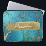 Funda Para Portátil Azul y de mármol con el Relieve metalizado dorado<br><div class="desc">Azul y mármol de cobalto con el caso elegante del nombre del monograma del Relieve metalizado dorado y del purpurina. Este caso se puede modificar para requisitos particulares para incluir su nombre.</div>