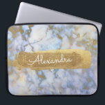 Funda Para Portátil Azul y Mármol con Relieve metalizado dorado y Purp<br><div class="desc">Azul y Mármol con Relieve metalizado dorado y Purpurina Elegante Funda de nombres de monograma. Este funda se puede personalizar para incluir su nombre de pila.</div>