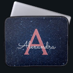 Funda Para Portátil Azules marinos y monograma color de rosa del<br><div class="desc">Azules marinos y falso caso elegante del monograma del purpurina y de la chispa del oro color de rosa. Este caso se puede modificar para requisitos particulares para incluir su inicial y nombre con un cielo nocturno celestial azul de medianoche.</div>