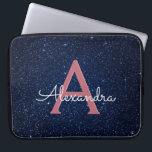 Funda Para Portátil Azules marinos y monograma color de rosa del<br><div class="desc">Azules marinos y falso caso elegante del monograma del purpurina y de la chispa del oro color de rosa. Este caso se puede modificar para requisitos particulares para incluir su inicial y nombre con un cielo nocturno celestial azul de medianoche.</div>