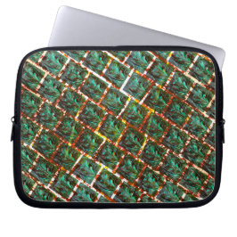 Funda Para Portátil Bajo una parrilla sucia y oxidada