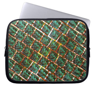 Funda Para Portátil Bajo una parrilla sucia y oxidada