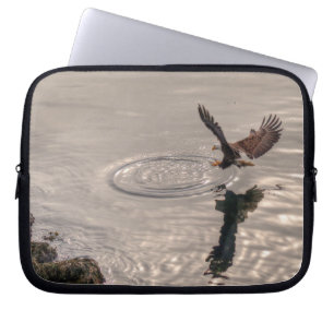 Funda Para Portátil Bald Eagle Landing on Water Wildlife Photo