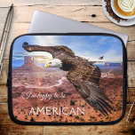 Funda Para Portátil Bald Eagle Monument Valley Portátil Sleeve<br><div class="desc">Manga portátil con una imagen de un águila calva que sobrevuela el Valle del Monumento al amanecer,  con sus textos personalizados (opcional).</div>