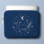 Funda Para Portátil Ballena celeste<br><div class="desc">Ilustracion de arte en línea de una ballena sobre un fondo azul de estrellas y una luna.</div>