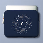 Funda Para Portátil Ballenas bailables<br><div class="desc">Dos ballenas mágicas bailando en un mar de estrellas y una luna creciente.</div>