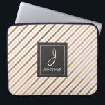 Funda Para Portátil Banda rosa y Relieve metalizado dorado elegante Mo<br><div class="desc">Relieve metalizado dorado rosa y falso Funda elegante de Monograma a rayas. Este funda se puede personalizar para incluir su nombre inicial y completo.</div>