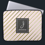 Funda Para Portátil Banda rosa y Relieve metalizado dorado elegante Mo<br><div class="desc">Relieve metalizado dorado rosa y falso Funda elegante de Monograma a rayas. Este funda se puede personalizar para incluir su nombre inicial y completo.</div>