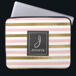 Funda Para Portátil Banda rosa y Relieve metalizado dorado elegante Mo<br><div class="desc">Relieve metalizado dorado rosa y falso Funda elegante de Monograma a rayas. Este funda se puede personalizar para incluir su nombre inicial y completo.</div>