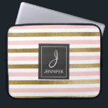 Funda Para Portátil Banda rosa y Relieve metalizado dorado elegante Mo<br><div class="desc">Relieve metalizado dorado rosa y falso Funda elegante de Monograma a rayas. Este funda se puede personalizar para incluir su nombre inicial y completo.</div>