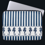 Funda Para Portátil Bandas azules de la marina y caballos marinos<br><div class="desc">Este diseño costero incluye una banda blanca de caballos de mar azul marino a lo largo de una marea marina y gris pálido.</div>