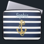 Funda Para Portátil Bandas azules y náuticas de oro<br><div class="desc">Diseño náutico Blue Stripes & Gold Anchor. Personalizar a tu gusto; es una plantilla. :)</div>
