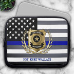 Funda Para Portátil Bandera de la policía delgada de la línea azul<br><div class="desc">Personalice la manga de un portátil con la bandera clásica de la policía en blanco y negro con la delgada línea azul. Edite el nombre de su ciudad y el nombre y título de su oficial, para un regalo de clase para su profesional favorito en la aplicación de la ley....</div>