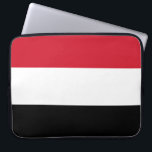 Funda Para Portátil Bandera de Yemen<br><div class="desc">Este diseño presenta la bandera nacional de Yemen (oficialmente conocida como República de Yemen), que es un país en el extremo sur de la península Arábiga en Asia Occidental. Yemen está rodeado por Arabia Saudita al norte, el Mar Rojo al oeste, el Golfo de Adén y el Canal Guardafui al...</div>