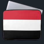 Funda Para Portátil Bandera de Yemen<br><div class="desc">Este diseño presenta la bandera nacional de Yemen (oficialmente conocida como República de Yemen), que es un país en el extremo sur de la península Arábiga en Asia Occidental. Yemen está rodeado por Arabia Saudita al norte, el Mar Rojo al oeste, el Golfo de Adén y el Canal Guardafui al...</div>