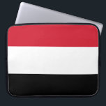 Funda Para Portátil Bandera de Yemen<br><div class="desc">La bandera de Yemen es una tribanda horizontal. Los colores utilizados en la bandera son rojo,  blanco y negro. La proporción de la bandera de Yemen es de 2:3. La bandera de Yemen fue adoptada en 1990. El primer uso del diseño actual de la bandera fue en 1990.</div>