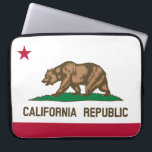 Funda Para Portátil Bandera estatal de California<br><div class="desc">Este diseño presenta la bandera del estado de California en Estados Unidos, uno de los estados más poblados y ricos del país. A menudo se le conoce como la Bandera del Oso, y se basa en una bandera que fue ondeada por primera vez durante la Revuelta de la Bandera del...</div>