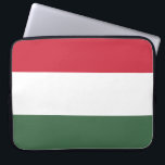 Funda Para Portátil Bandera húngara<br><div class="desc">Este diseño presenta la bandera nacional de Hungría (conocida en húngaro como Magyarország), que es un país en Europa Central. Hungría limita con Eslovaquia al norte, Ucrania al noreste, Rumania al este y al sudeste, Serbia al sur, Croacia y Eslovenia al suroeste y Austria al oeste. El idioma oficial es...</div>