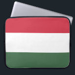 Funda Para Portátil Bandera húngara<br><div class="desc">Este diseño presenta la bandera nacional de Hungría (conocida en húngaro como Magyarország), que es un país en Europa Central. Hungría limita con Eslovaquia al norte, Ucrania al noreste, Rumania al este y al sudeste, Serbia al sur, Croacia y Eslovenia al suroeste y Austria al oeste. El idioma oficial es...</div>