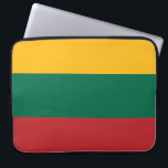 Funda Para Portátil Bandera lituana<br><div class="desc">Este diseño presenta la bandera nacional de Lituania, país de la región báltica de Europa. El país está situado a lo largo de la costa sudeste del Mar Báltico, al sureste de Suecia y Dinamarca. Lituania está rodeada por Letonia al norte, Belarús al este y al sur, Polonia al sur...</div>