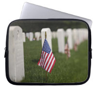 Banderas estadounidenses en tumbas de veteranos es