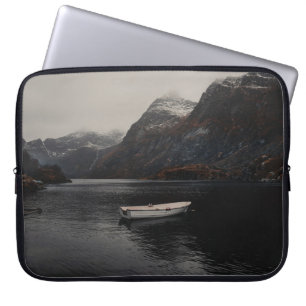 FUNDA PARA PORTÁTIL BARCO BLANCO EN CUERPO DE AGUA CERCA DE MONTAÑAS