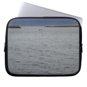 Funda Para Portátil Barco de pesca que sale del puerto, Reykjavik,