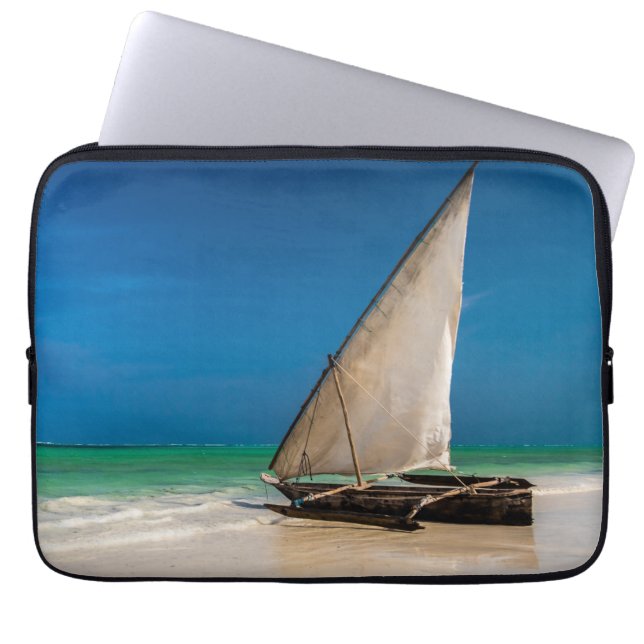 Funda Para Portátil Barco de pesca tradicional en la playa (Frente)