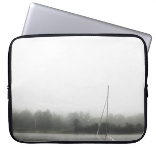 FUNDA PARA PORTÁTIL BARCO NEGRO Y BLANCO EN EL LAGO