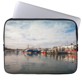 Funda Para Portátil Barcos atracados entre un paisaje de nubes