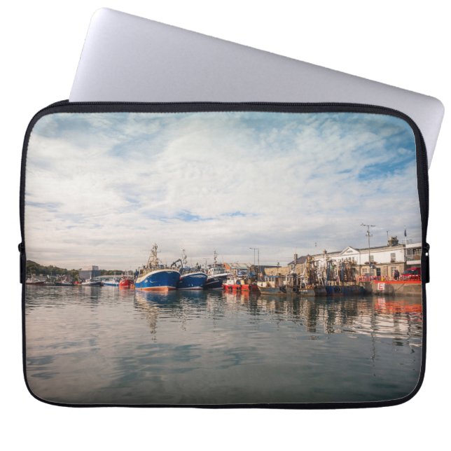 Funda Para Portátil Barcos atracados entre un paisaje de nubes (Frente)